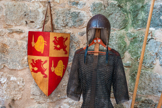 Armadura y escudo medieval de la fortaleza de Castillo de Garcimu&ntilde;&oacute;z