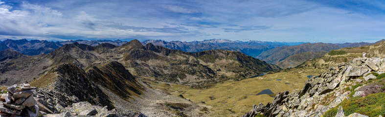 Sommerurlaub in den spanischen Pyrenäen: Wanderung zur Seenlandschaft von Baciver im Naturschutzgebiet Alt Pirineu - Panorama mit Blick auf die entferneten 3000er Gipfel und Gletscher