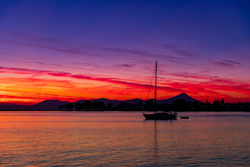 Krajobraz morski. Wypoczynek wieczorny, kolorowe niebo. Grecka wyspa, Evia