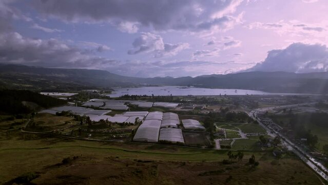 paisaje de monta&ntilde;as y lago en un atardecer
