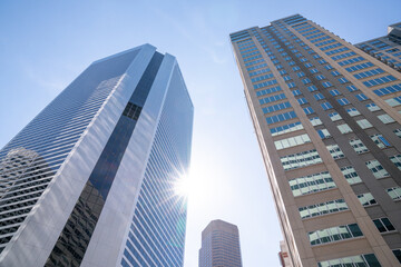 Obraz na płótnie Canvas Low angle view of tall skyscraper building in a downtown city