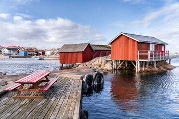 rote Häuser im Hafen der Insel Källö-Knippla, nördliche Schärengärten vor Göteborg,...