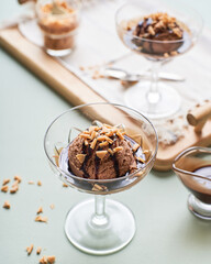 taça de sorvete de chocolate com calda e castanhas