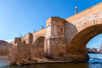 Naklejka premium Puente de Piedra in Spanish over the River Ebro in Zaragoza, Aragon, Spain