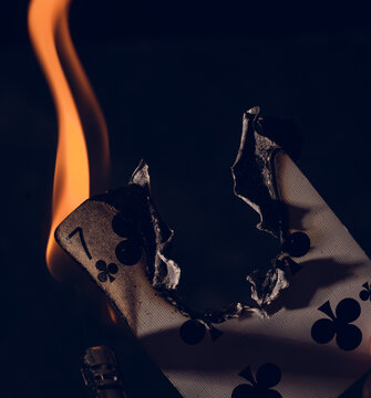 Carta quemandose, foto macro,