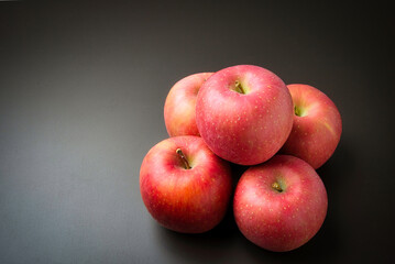酸味と甘みが絶妙においしい青森県産のりんご