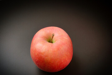 酸味と甘みが絶妙においしい青森県産のりんご