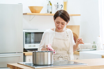 料理を失敗した女性