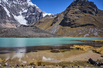 Paisaje natural con montaña de nieve y laguna color turquesa 