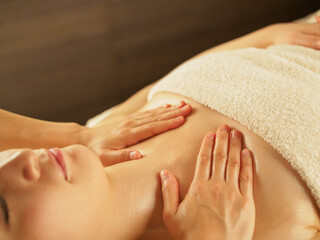 鎖骨をマッサージをするエステティシャン
