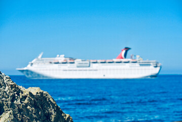 Fototapeta na wymiar cruise ship in the ocean