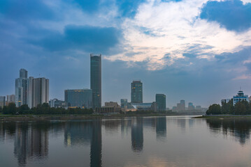 Obraz premium Sunset on a pond in the center of the city. Yekaterinburg, Russia