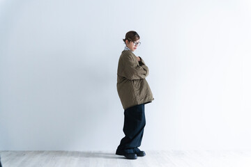 カジュアルファッションの女性