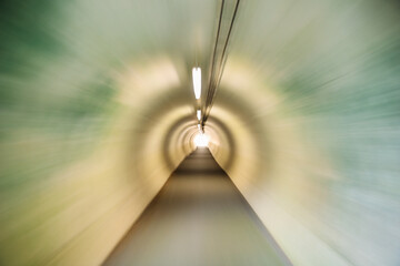 トンネルを走って進む
