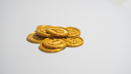 Pila de monedas con logo de criptomonedas bitcoin impresas en 3d