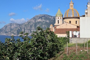 Fototapeta na wymiar Praiano - Scorcio delle cupole della Chiesa di San Gennaro da Via Capriglione