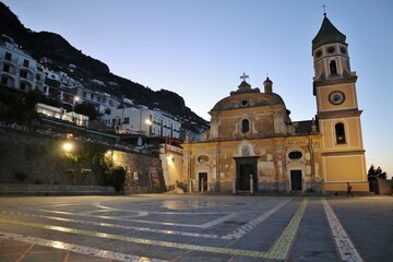 Fototapeta na wymiar Praiano - Chiesa di San Gennaro dalla piazza prima dell'alba