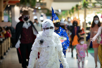 Mummy halloween parade ghost party - 537433835