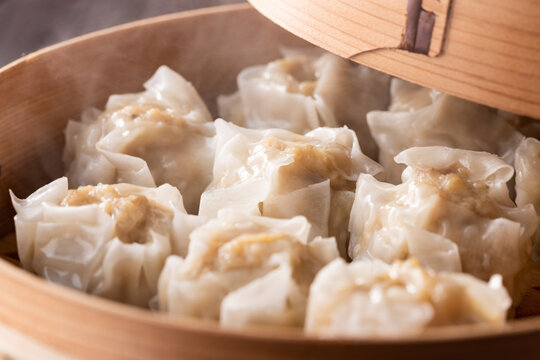 ほんわか湯気の立つ、セイロで蒸したホクホクの焼売