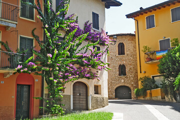 Fototapeta na wymiar Gardone Riviera - Il borgo antico, Lago di Garda, Brescia