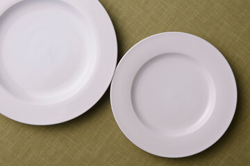 2枚の白い皿の背景素材