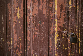 Niejednolita tekstura farb na starych drzwiach