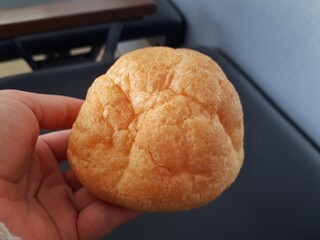 手に持たれたシュークリーム