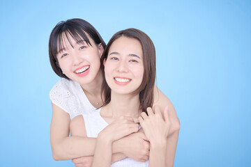白い服を着て写真に収まる女性2人