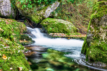 Sassenage France 11 2021 photo en pose longue des courants du Furon qui est une rivière avec des magnifiques cascades traversant la foret sur les hauteurs de Sassenage et le village.