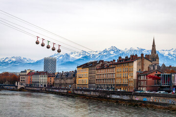 Grenoble France 11/2021 vue de Grenoble depuis ses quais, célèbre pour son téléphérique...