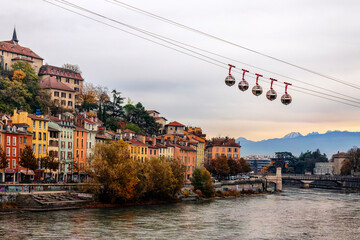 Grenoble France 11/2021 vue de Grenoble depuis ses quais, célèbre pour son téléphérique...
