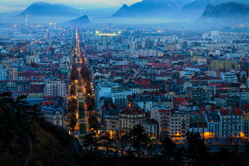 Grenoble France 11/2021 vue de Grenoble de nuit depuis les hauteurs de la bastille, célèbre pour son téléphérique appelé les bulles de Grenoble.