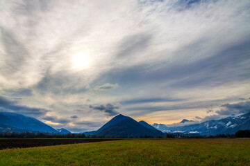 Varces et Allières France 11/2021 vue sur les montagnes enneigées, ciel voilé par les nuages en fin de journée