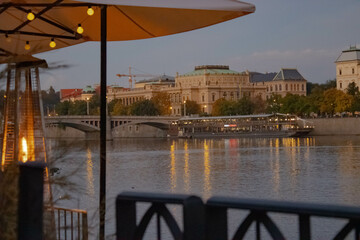 Praga widok na Wełtawę, most, rzeka, wieczór, miasto