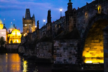Praga most Karola, noc, miasto