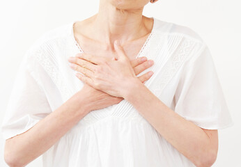 白背景で動悸を感じる中年女性　顔無し