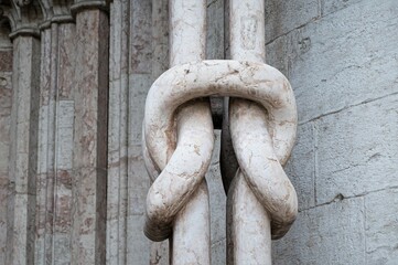Verschlungene Stränge -Interessantes  architektonisches Detail am der Kathedrale von Trient