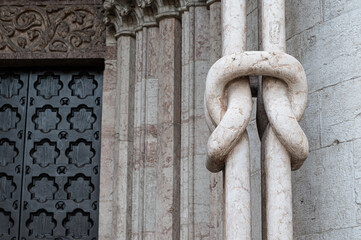 Verschlungene Stränge -Originelles architektonisches Detail am der Kathedrale von Trient