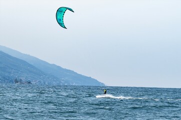 Gut im Wind - Eine Kitesurfer auf den Gardasee