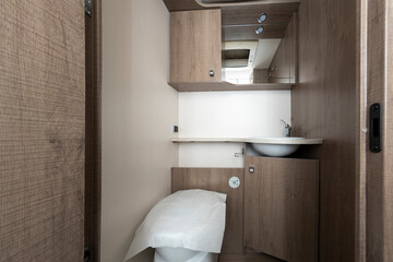 Kleines Toiletten und Waschabteil in einem Wohnmobil