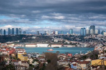 Paisaje urbano con barco rojo sobre mar azul en el Bósforo, Estambul, con skyline al fondo.