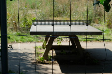 FU 2021-08-25 Weiden 5 Hnter dem Zaun ist eine Tischtennisplatte