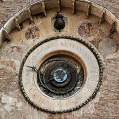 astronomische Uhr von 1472  am Glockenturm Torre des Orologio in der zum UNESCO Weltkulturerbe  gehörenden Altstadt von Mantua am Piazza del Erbe - Lombardei, Italien, Mantova