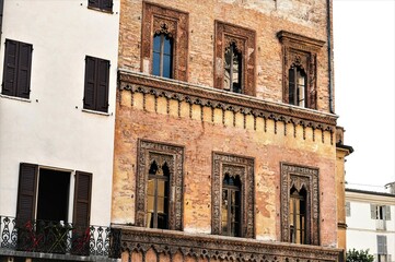 Schöne historische Fassade an einem Wohnhaus an der Piazza Bra in Verona