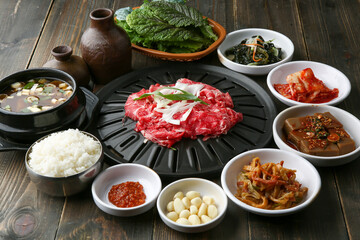 Bulgogi Table with Korean Traditional Food 한국전통 음식 한상차림의 불고기 한 상 테이블