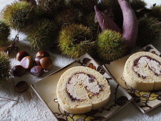 秋の味覚のいが栗で和風ロールケーキ