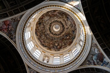 Die imposante Kuppel mit Deckengemälden in der Basilika  Santa Barbara in Mantua, Lombardei