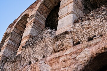 Ansicht der  Mauern aus Tuffstein und Ziegelsteinen der Arena von Verona, die ab dem Jahr  30 n. Chr. erbaut wurde
