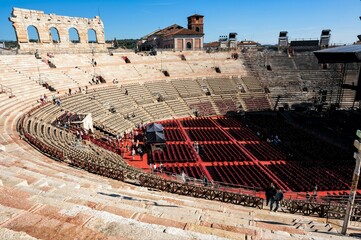 Die riesige Arena im Zentrum von Verona - in dem  antiken Gebäude mit seinen 22000 Sitzen werden...