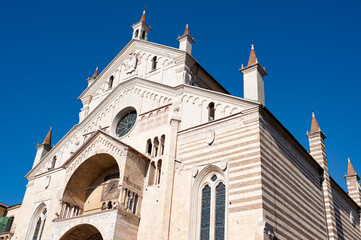 Fototapeta na wymiar Frontalansicht des Domes Santa Maria Matricolare in Verona. Das Romanische Bauwerk ist eingebettet in das UNESCO Weltkulturerbe der Altstadt